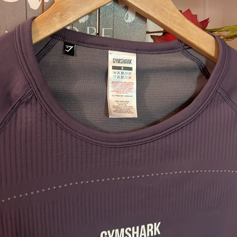 🔥GYM SHARK Women T-Shirt S Purple Cropped Long Sleeve Sportswear Stretch Logo - Picture 3 of 3